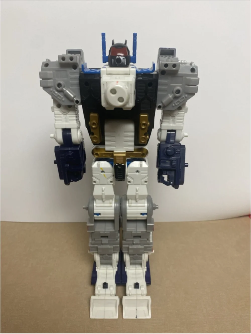Hasbro Transformers Cybertron Leader Class Metroplex Action Figure